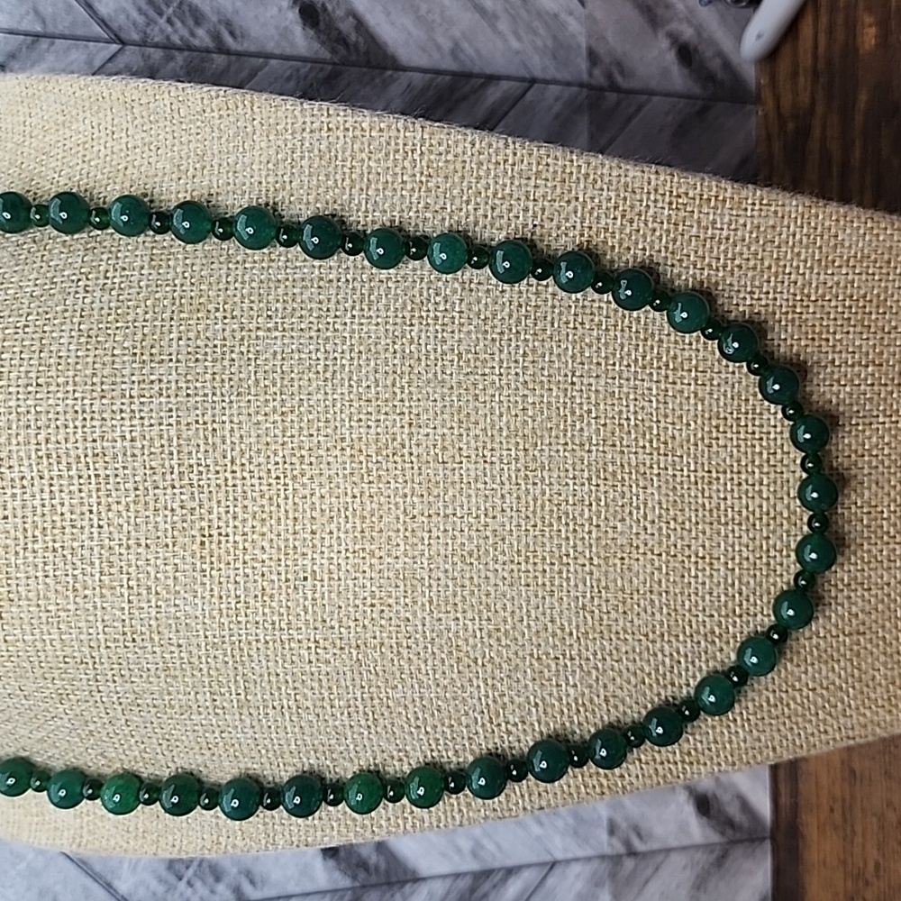Emerald green gemstone beaded 22-inch necklace, 8/5 mm. - Picture 5 of 8